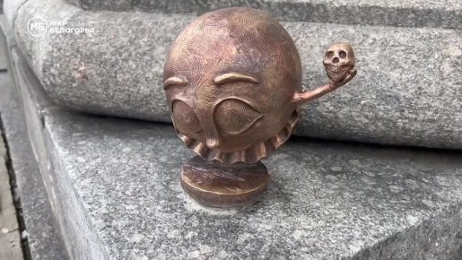 Бедный Йорик.... У драмтеатра появился смайлик с черепом в руке «Театрал» – так назвали персонажа – устроился у колонны у входа в БГАДТ