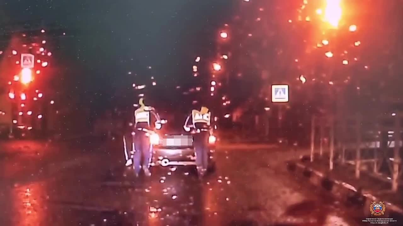 Белгородские автоинспекторы оказали помощь попавшему в сложную дорожную ситуацию водителю