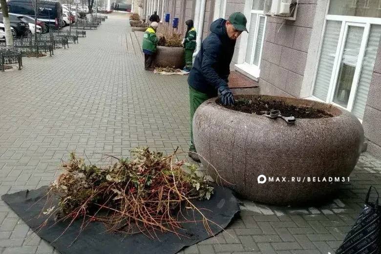 Сегодня в городе пасмурно и сыро, но наши коммунальные службы продолжают наводить порядок на улицах Сегодня в городе пасмурно и сыро, но наши коммунальные службы продолжают наводить порядок на улицах