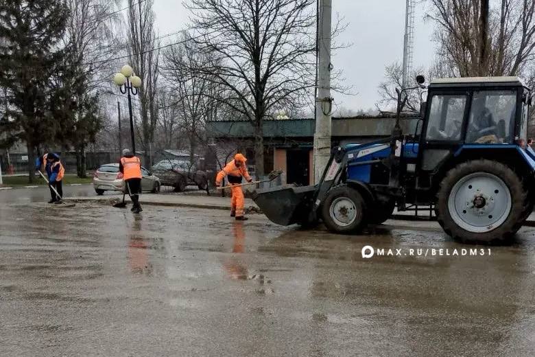 Сегодня в городе пасмурно и сыро, но наши коммунальные службы продолжают наводить порядок на улицах Сегодня в городе пасмурно и сыро, но наши коммунальные службы продолжают наводить порядок на улицах
