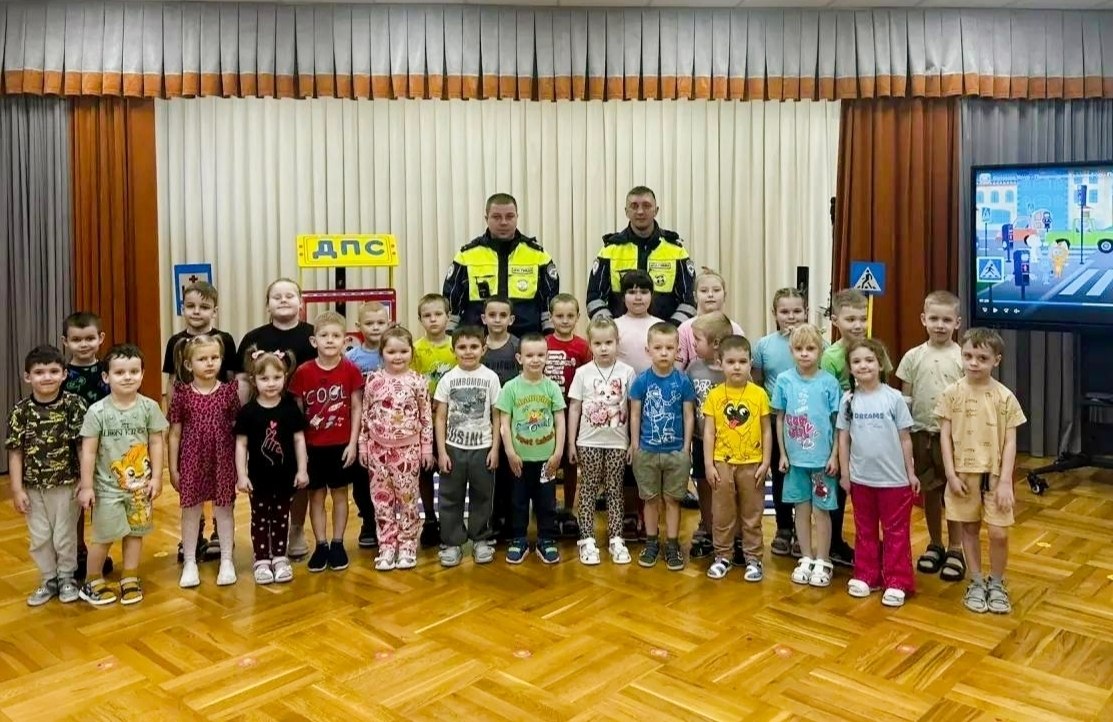 Сотрудники полиции регулярно проводят профилактические занятия с воспитанниками детских садов, чтобы с ранних лет формировать у малышей навыки безопасного поведения Сотрудники полиции регулярно проводят профилактические занятия с воспитанниками детских садов, чтобы с ранних лет формировать у малышей навыки безопасного поведения