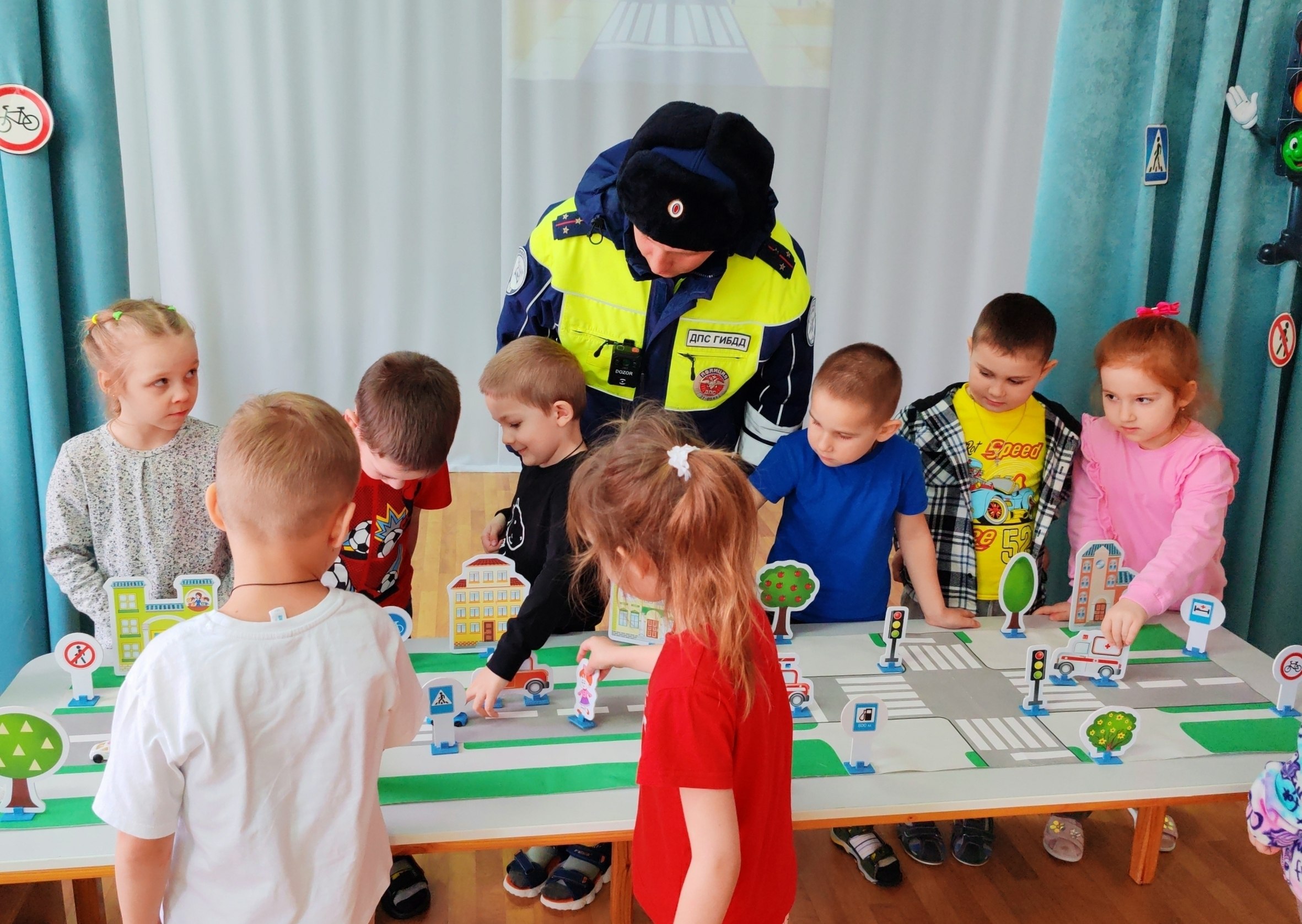 Сотрудники полиции регулярно проводят профилактические занятия с воспитанниками детских садов, чтобы с ранних лет формировать у малышей навыки безопасного поведения Сотрудники полиции регулярно проводят профилактические занятия с воспитанниками детских садов, чтобы с ранних лет формировать у малышей навыки безопасного поведения