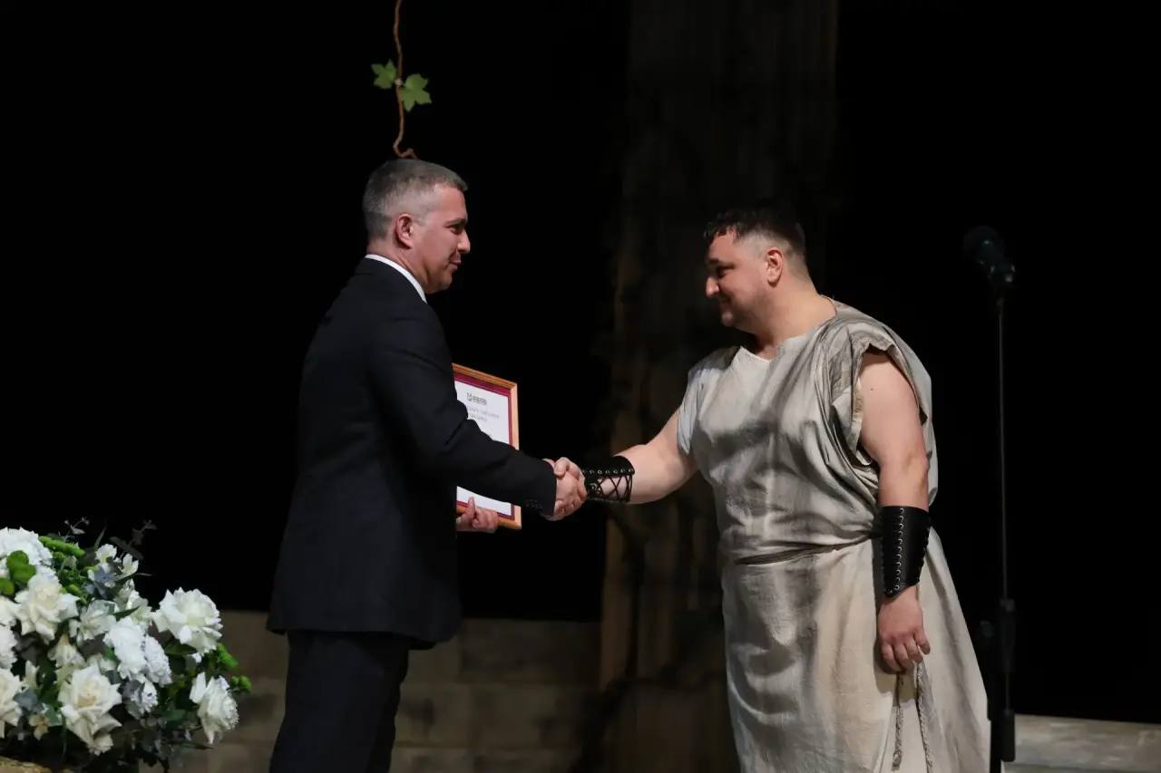 Михаил Лобазнов: Поздравили коллектив Старооскольского театра для детей и молодёжи имени Б.И. Равенских с профессиональным праздником Михаил Лобазнов: Поздравили коллектив Старооскольского театра для детей и молодёжи имени Б.И. Равенских с профессиональным праздником