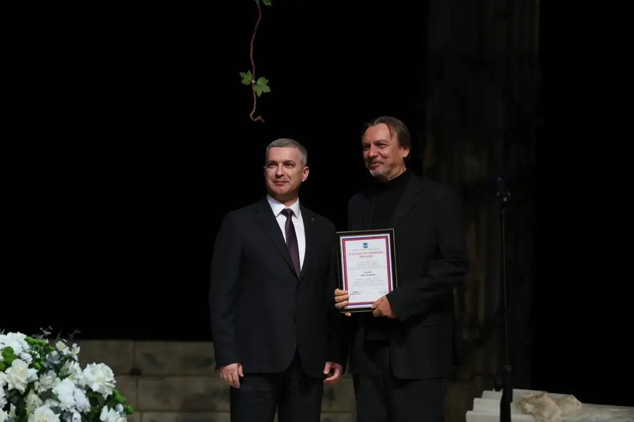 Михаил Лобазнов: Поздравили коллектив Старооскольского театра для детей и молодёжи имени Б.И. Равенских с профессиональным праздником