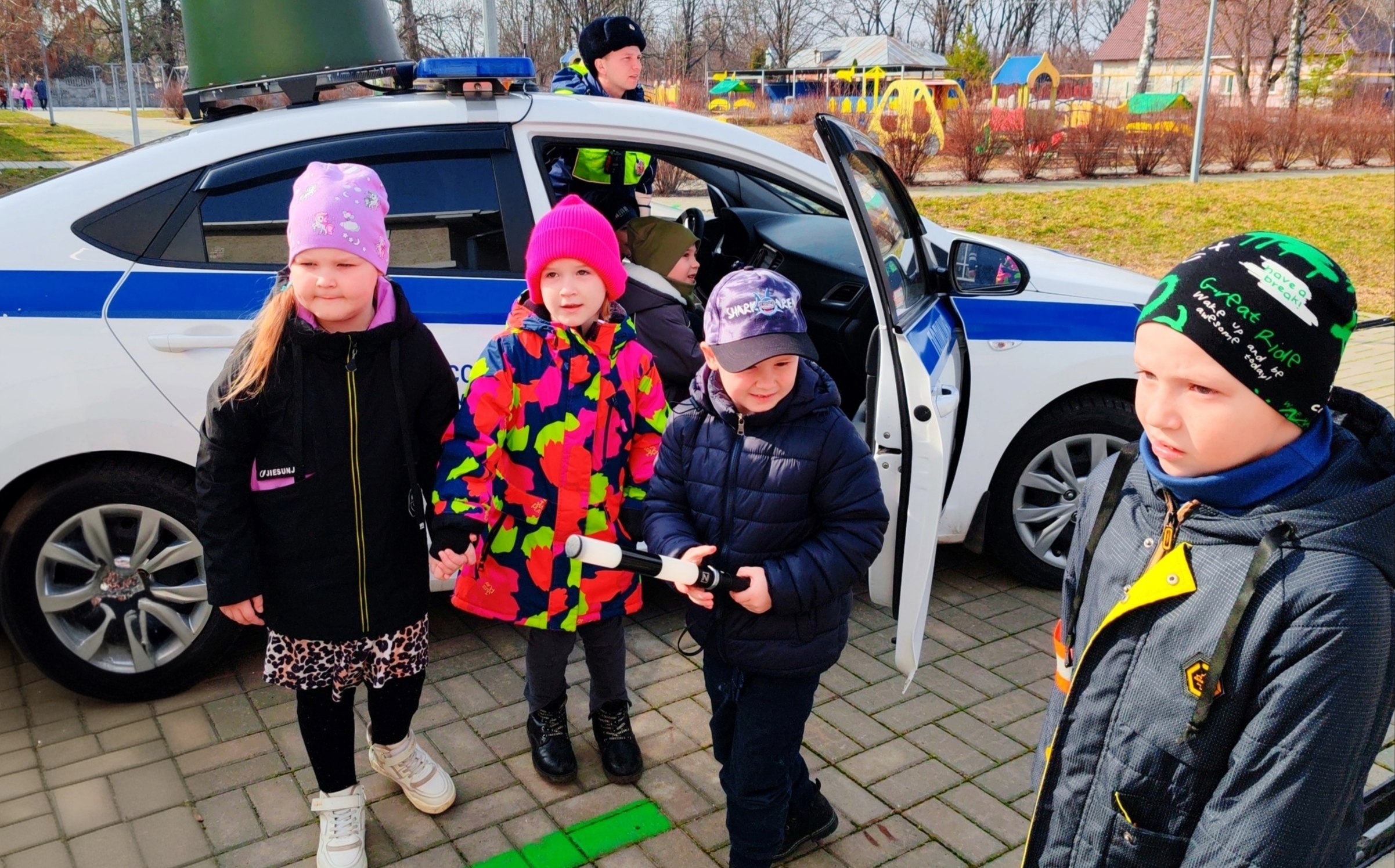 Сотрудники полиции регулярно проводят профилактические занятия с воспитанниками детских садов, чтобы с ранних лет формировать у малышей навыки безопасного поведения Сотрудники полиции регулярно проводят профилактические занятия с воспитанниками детских садов, чтобы с ранних лет формировать у малышей навыки безопасного поведения