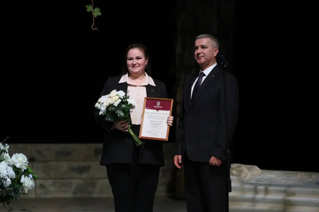 Михаил Лобазнов: Поздравили коллектив Старооскольского театра для детей и молодёжи имени Б.И. Равенских с профессиональным праздником Михаил Лобазнов: Поздравили коллектив Старооскольского театра для детей и молодёжи имени Б.И. Равенских с профессиональным праздником