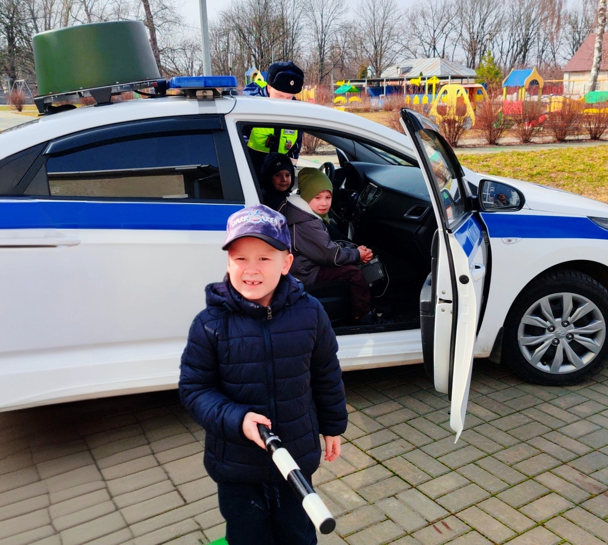 Сотрудники полиции регулярно проводят профилактические занятия с воспитанниками детских садов, чтобы с ранних лет формировать у малышей навыки безопасного поведения Сотрудники полиции регулярно проводят профилактические занятия с воспитанниками детских садов, чтобы с ранних лет формировать у малышей навыки безопасного поведения