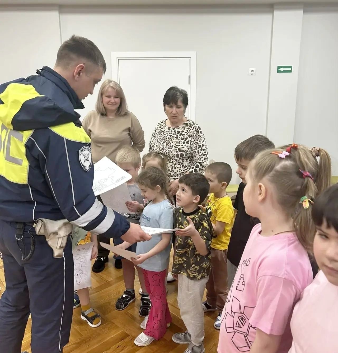 Сотрудники полиции регулярно проводят профилактические занятия с воспитанниками детских садов, чтобы с ранних лет формировать у малышей навыки безопасного поведения Сотрудники полиции регулярно проводят профилактические занятия с воспитанниками детских садов, чтобы с ранних лет формировать у малышей навыки безопасного поведения