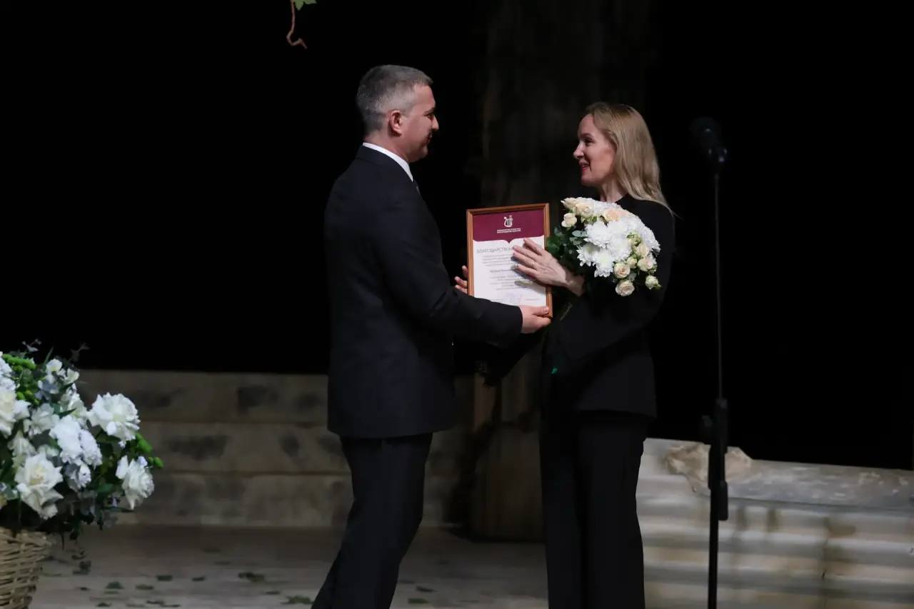 Михаил Лобазнов: Поздравили коллектив Старооскольского театра для детей и молодёжи имени Б.И. Равенских с профессиональным праздником Михаил Лобазнов: Поздравили коллектив Старооскольского театра для детей и молодёжи имени Б.И. Равенских с профессиональным праздником