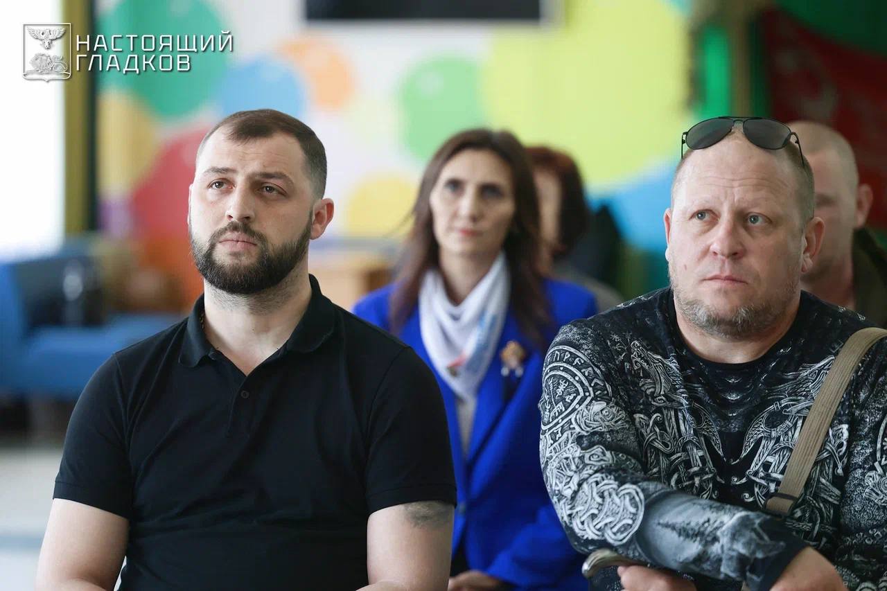 Вячеслав Гладков: Сегодня в Вейделевке встретился с нашими защитниками, которые вернулись из зоны проведения специальной военной операции Вячеслав Гладков: Сегодня в Вейделевке встретился с нашими защитниками, которые вернулись из зоны проведения специальной военной операции