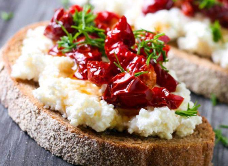 Брускетта с рикоттой и вялеными томатами: наслаждение в каждом укусе