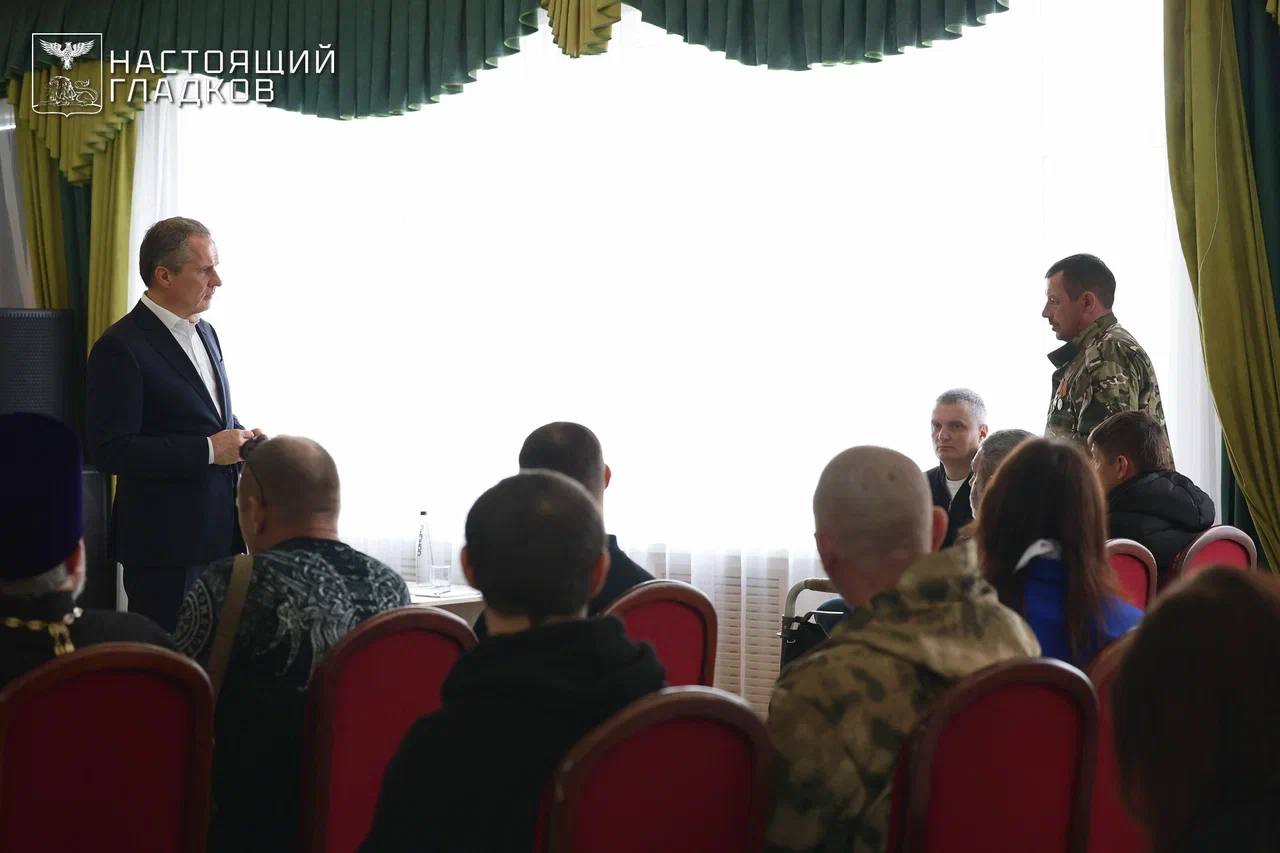 Вячеслав Гладков: Сегодня в Вейделевке встретился с нашими защитниками, которые вернулись из зоны проведения специальной военной операции Вячеслав Гладков: Сегодня в Вейделевке встретился с нашими защитниками, которые вернулись из зоны проведения специальной военной операции