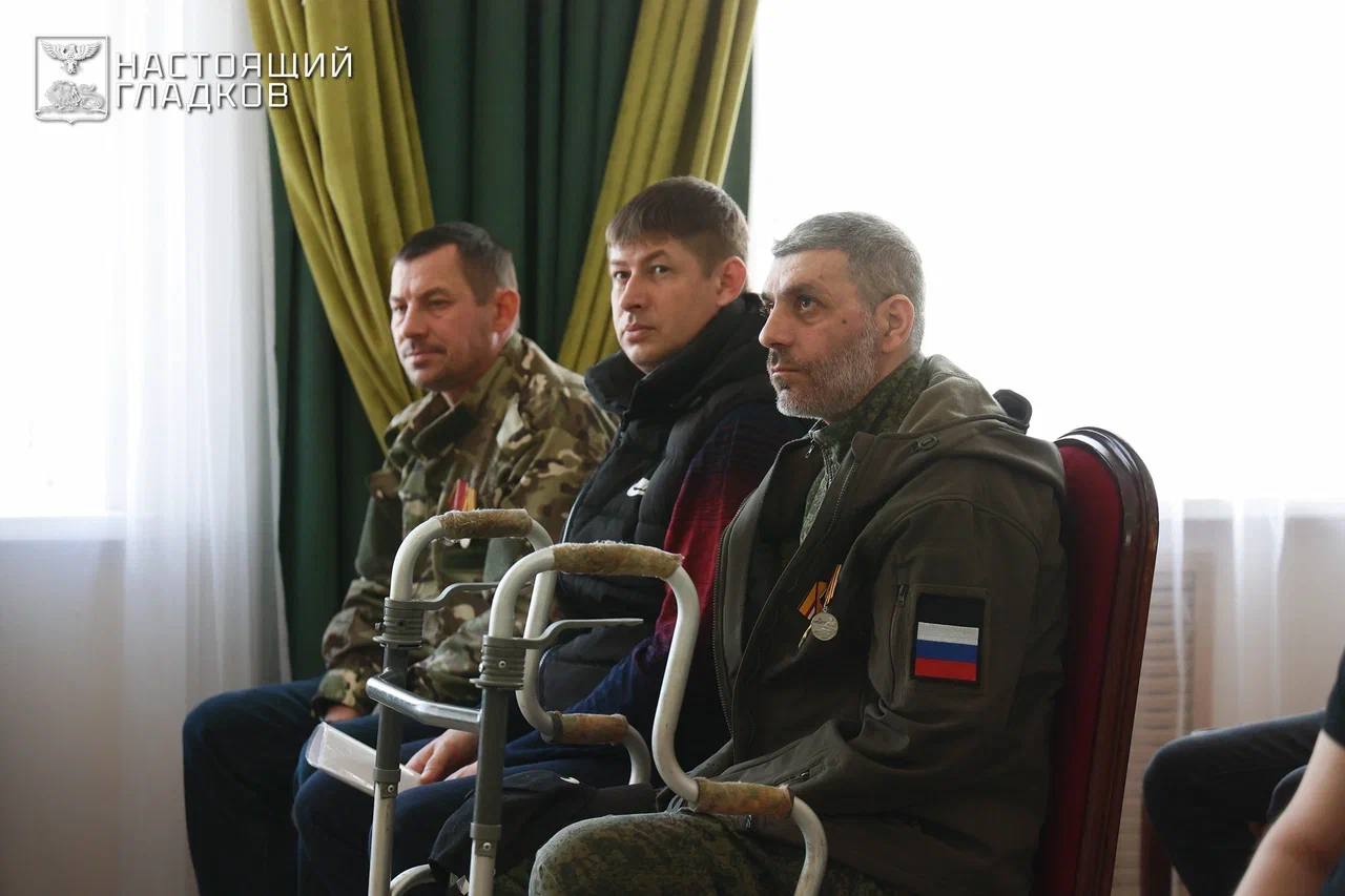 Вячеслав Гладков: Сегодня в Вейделевке встретился с нашими защитниками, которые вернулись из зоны проведения специальной военной операции Вячеслав Гладков: Сегодня в Вейделевке встретился с нашими защитниками, которые вернулись из зоны проведения специальной военной операции