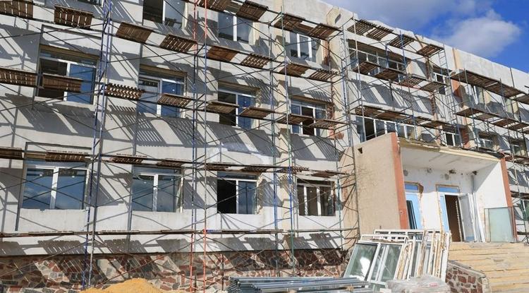 Капремонт Ровеньского дома социального обслуживания завершили на 50 %