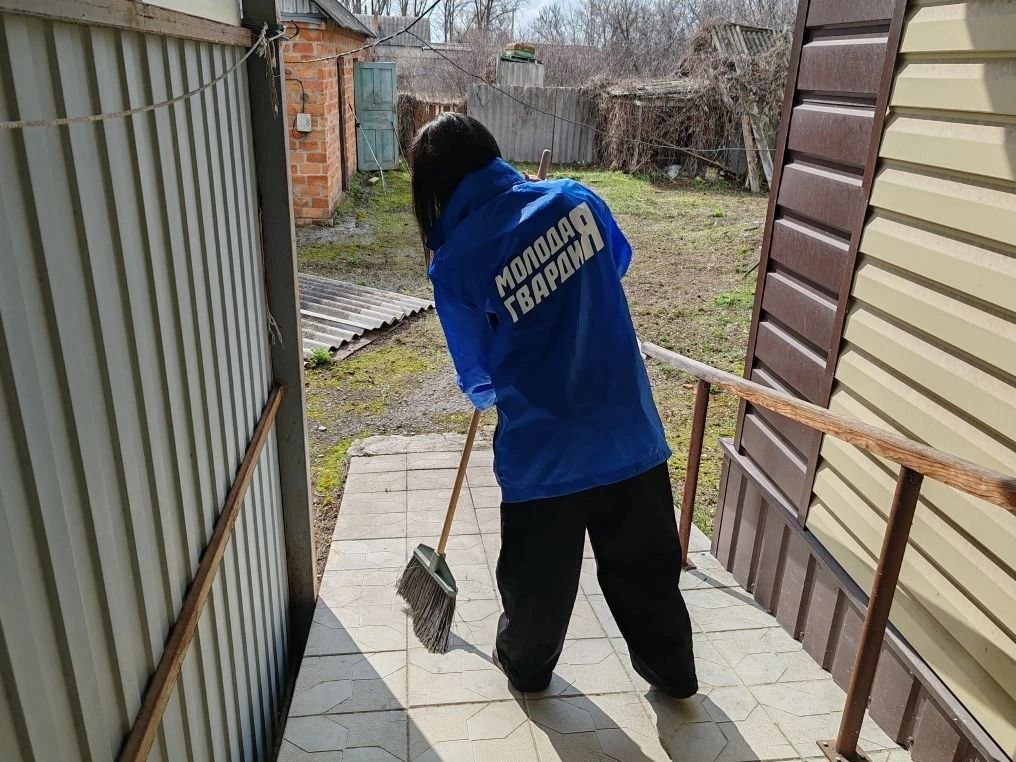 Забота в каждом поступке!. Активисты «Молодой Гвардии» Новооскольского округа продолжают добрую традицию адресной помощи тем, кто в ней особенно нуждается Забота в каждом поступке!. Активисты «Молодой Гвардии» Новооскольского округа продолжают добрую традицию адресной помощи тем, кто в ней особенно нуждается