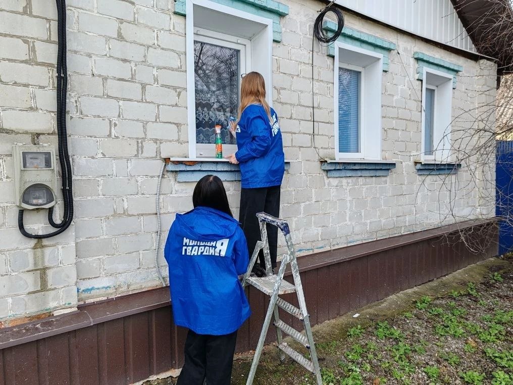 Забота в каждом поступке!. Активисты «Молодой Гвардии» Новооскольского округа продолжают добрую традицию адресной помощи тем, кто в ней особенно нуждается Забота в каждом поступке!. Активисты «Молодой Гвардии» Новооскольского округа продолжают добрую традицию адресной помощи тем, кто в ней особенно нуждается