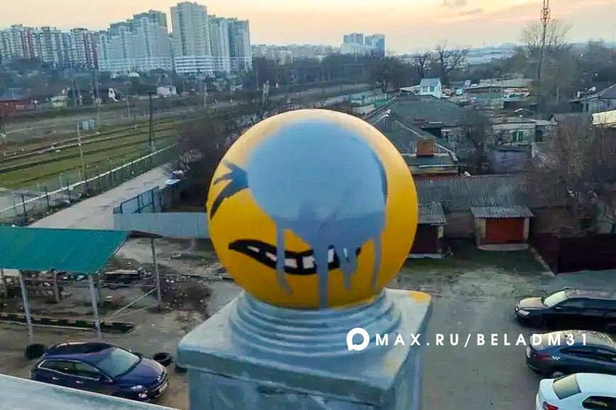 Неизвестные испортили смайлики на «Мосту улыбок» в Белгороде Неизвестные испортили смайлики на «Мосту улыбок» в Белгороде