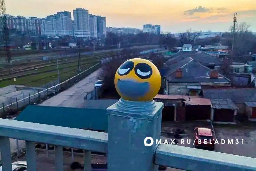 Неизвестные испортили смайлики на «Мосту улыбок» в Белгороде