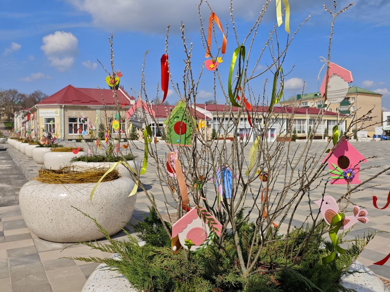 Николай Нестеров: В преддверии православных весенних праздников наша центральная площадь приобрела особенно праздничный и нарядный вид Николай Нестеров: В преддверии православных весенних праздников наша центральная площадь приобрела особенно праздничный и нарядный вид