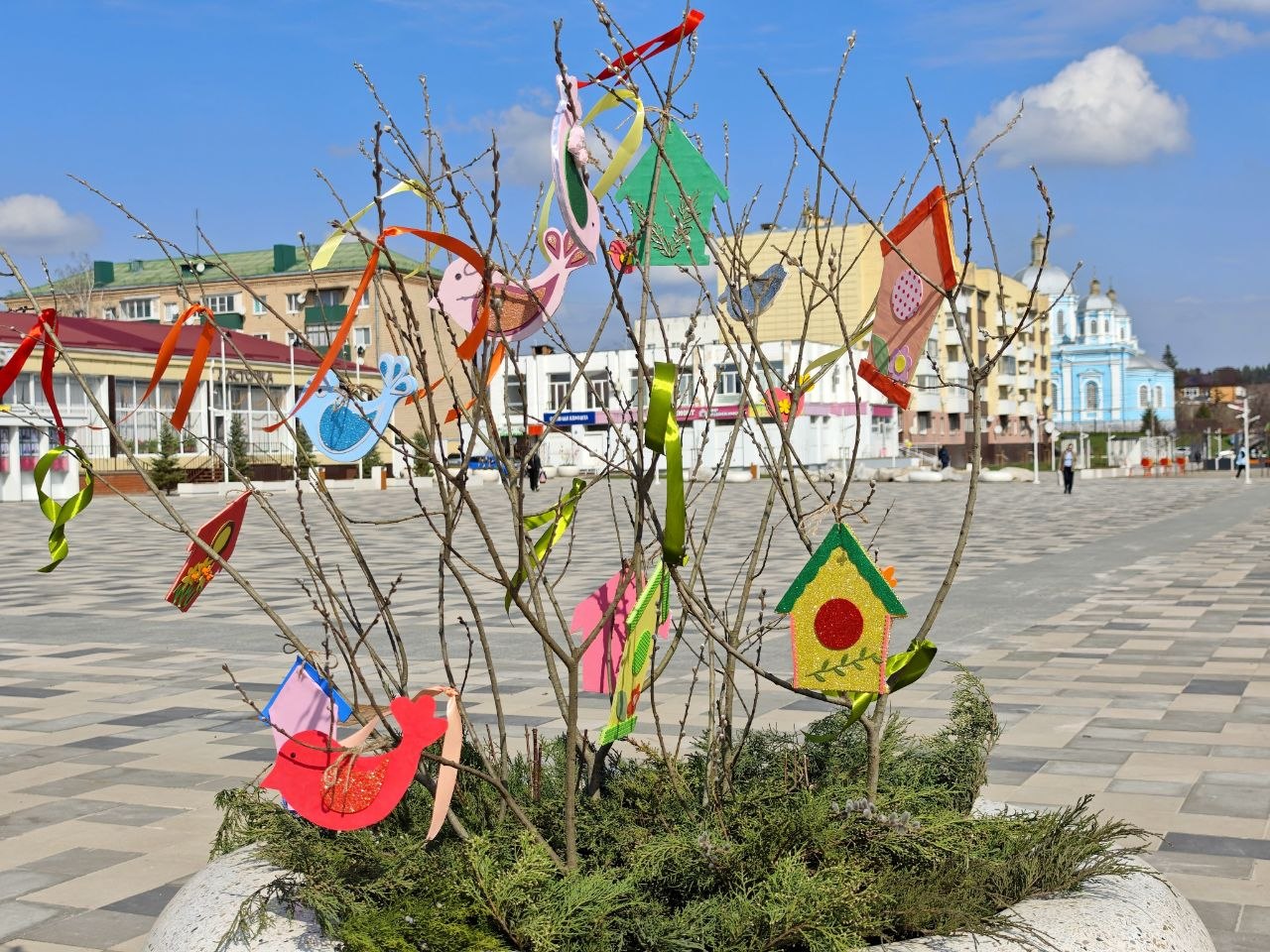 Николай Нестеров: В преддверии православных весенних праздников наша центральная площадь приобрела особенно праздничный и нарядный вид Николай Нестеров: В преддверии православных весенних праздников наша центральная площадь приобрела особенно праздничный и нарядный вид