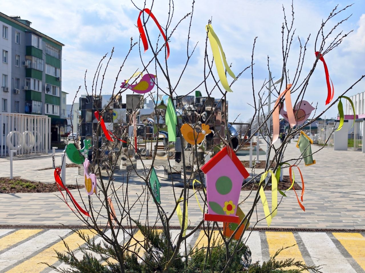 Николай Нестеров: В преддверии православных весенних праздников наша центральная площадь приобрела особенно праздничный и нарядный вид Николай Нестеров: В преддверии православных весенних праздников наша центральная площадь приобрела особенно праздничный и нарядный вид