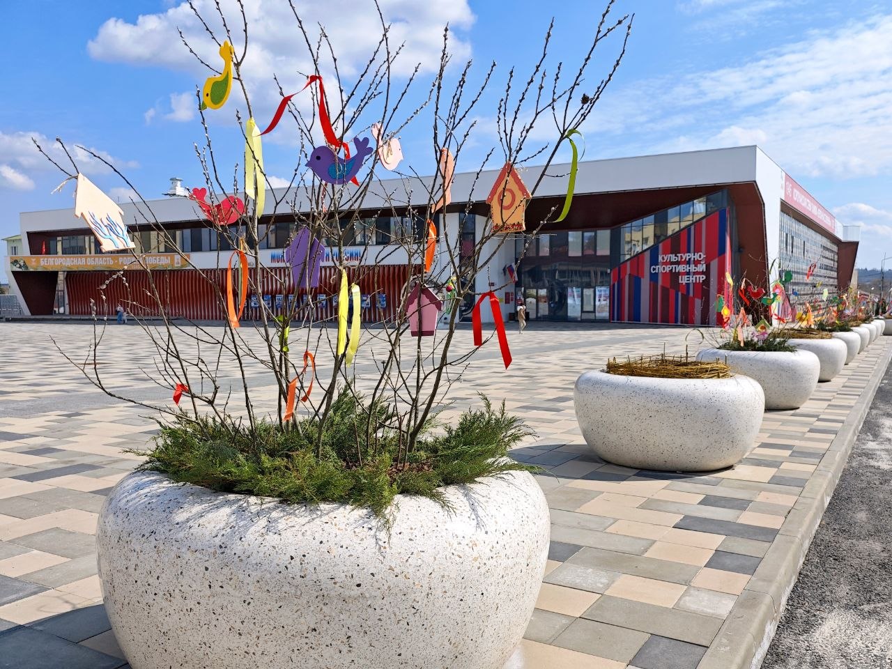 Николай Нестеров: В преддверии православных весенних праздников наша центральная площадь приобрела особенно праздничный и нарядный вид Николай Нестеров: В преддверии православных весенних праздников наша центральная площадь приобрела особенно праздничный и нарядный вид