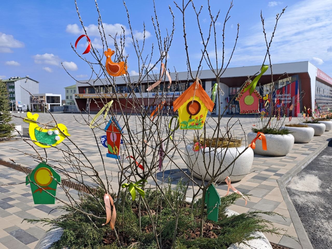 Николай Нестеров: В преддверии православных весенних праздников наша центральная площадь приобрела особенно праздничный и нарядный вид Николай Нестеров: В преддверии православных весенних праздников наша центральная площадь приобрела особенно праздничный и нарядный вид