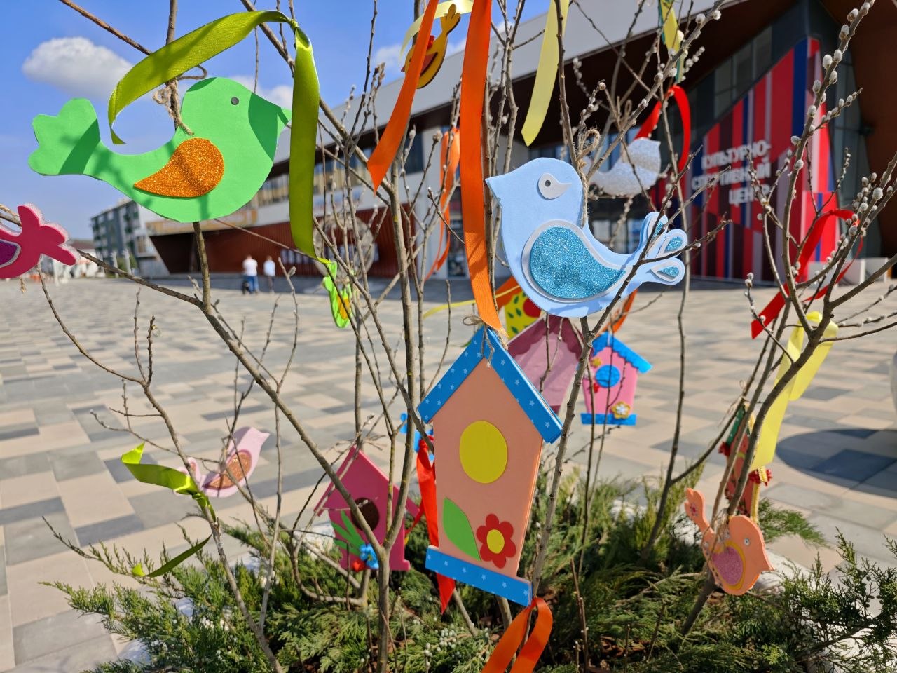 Николай Нестеров: В преддверии православных весенних праздников наша центральная площадь приобрела особенно праздничный и нарядный вид Николай Нестеров: В преддверии православных весенних праздников наша центральная площадь приобрела особенно праздничный и нарядный вид