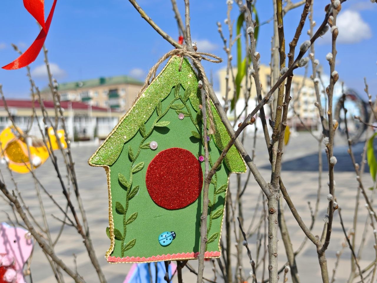 Николай Нестеров: В преддверии православных весенних праздников наша центральная площадь приобрела особенно праздничный и нарядный вид Николай Нестеров: В преддверии православных весенних праздников наша центральная площадь приобрела особенно праздничный и нарядный вид