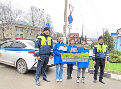 Здравствуйте. Выходные не повод забывать о дорожной безопасности В Вейделевке об этом напомнили волонтеры и сотрудники Госавтоинспекции, которые организовали акцию «Дорога без риска» Активисты напомнили водителям о мерах...