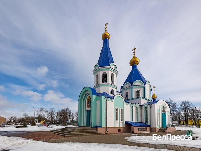 «Мы стали осторожнее. Но, видите, люди не унывают, панике не поддаются и продолжают жить и работать как раньше. Скоро будем вместе выходить на субботники, сажать деревья, кустарники, цветы. Наше село всегда было центром...