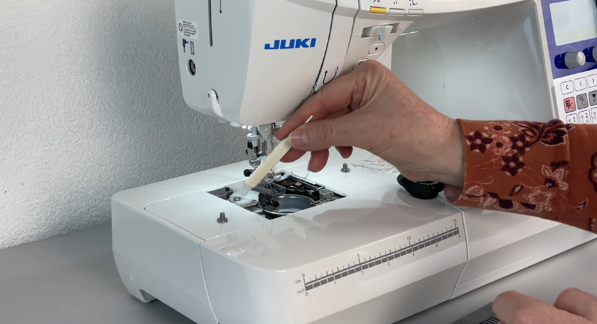 Как правильно чистить швейную машину: полезные советы и инструкции