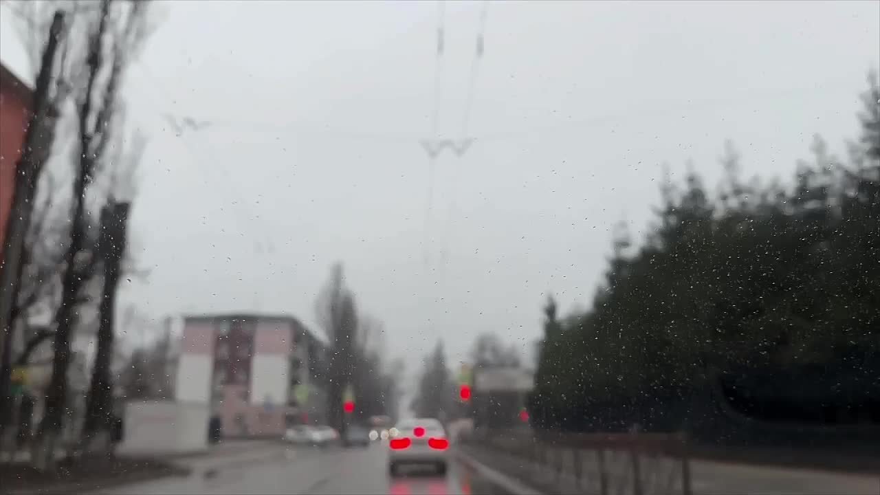 Белгородские автоинспекторы призывают участников дорожного движения быть внимательнее в период выпадения осадков в виде дождя