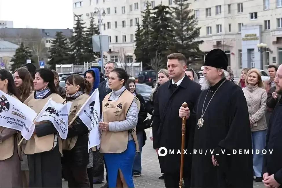 Валентин Демидов: Сегодня, в светлый праздник Благовещения, у храма Смоленской Божией Матери открылась символичная выставка «Святые образа русского подвига»