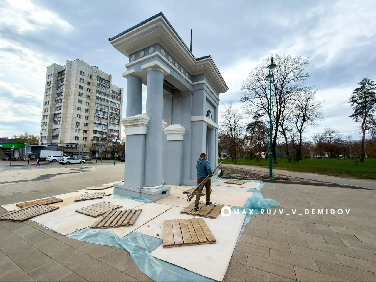 До конца апреля в парке Ленина закончат реставрацию главной арки До конца апреля в парке Ленина закончат реставрацию главной арки