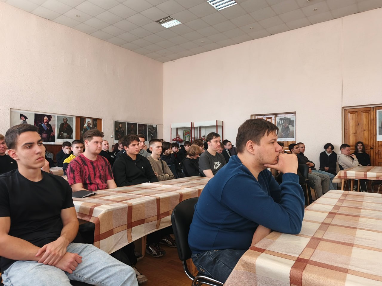 В Алексеевском округе полицейские и общественники в рамках антинаркотическое акции провели профилактическую беседу со студентами колледжа В Алексеевском округе полицейские и общественники в рамках антинаркотическое акции провели профилактическую беседу со студентами колледжа