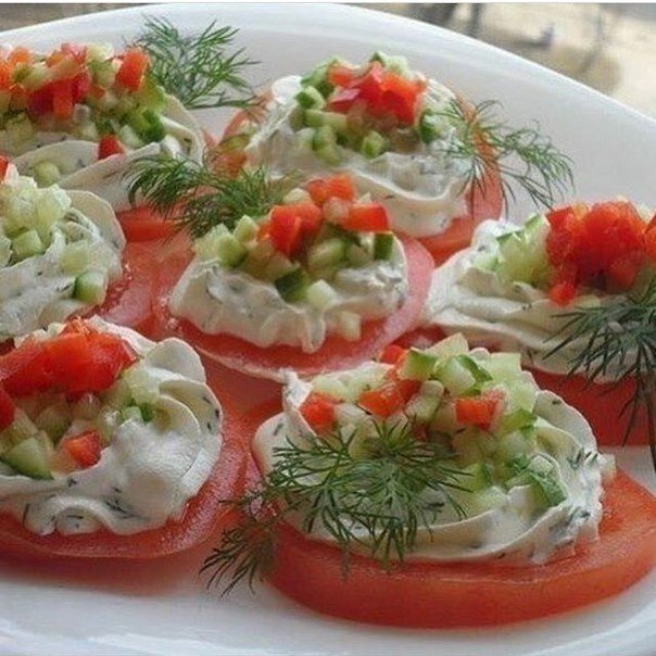 Невероятное сочетание: помидоры с творогом и чесноком для легкого перекуса
