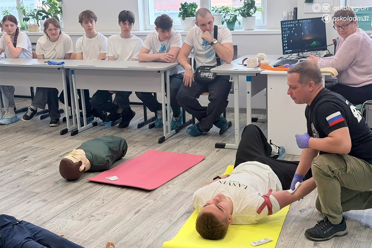 Студенты осваивают основы оказания первой медицинской помощи Студенты осваивают основы оказания первой медицинской помощи