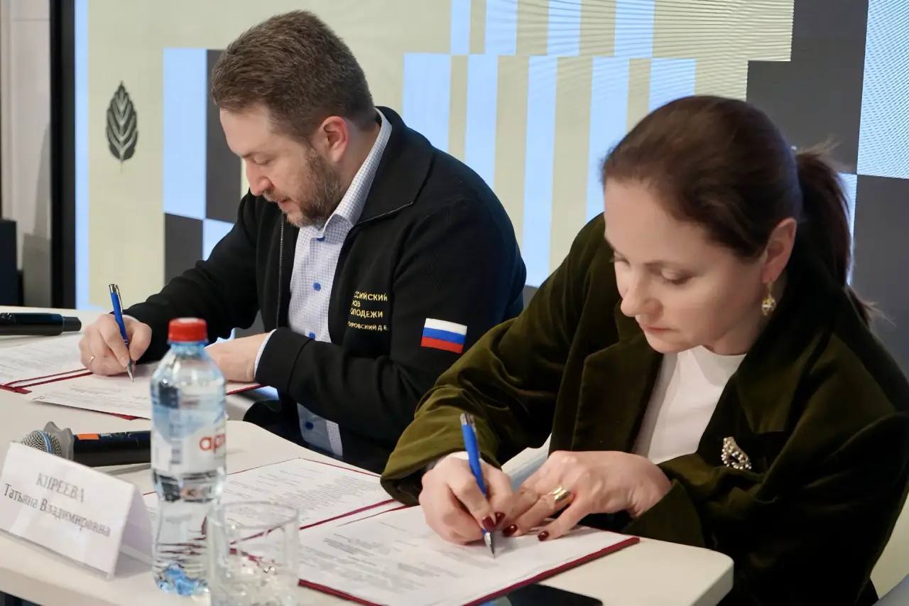 «Он нас поддержит, он нам поможет, с нами Российский Союз Молодёжи!» «Он нас поддержит, он нам поможет, с нами Российский Союз Молодёжи!»