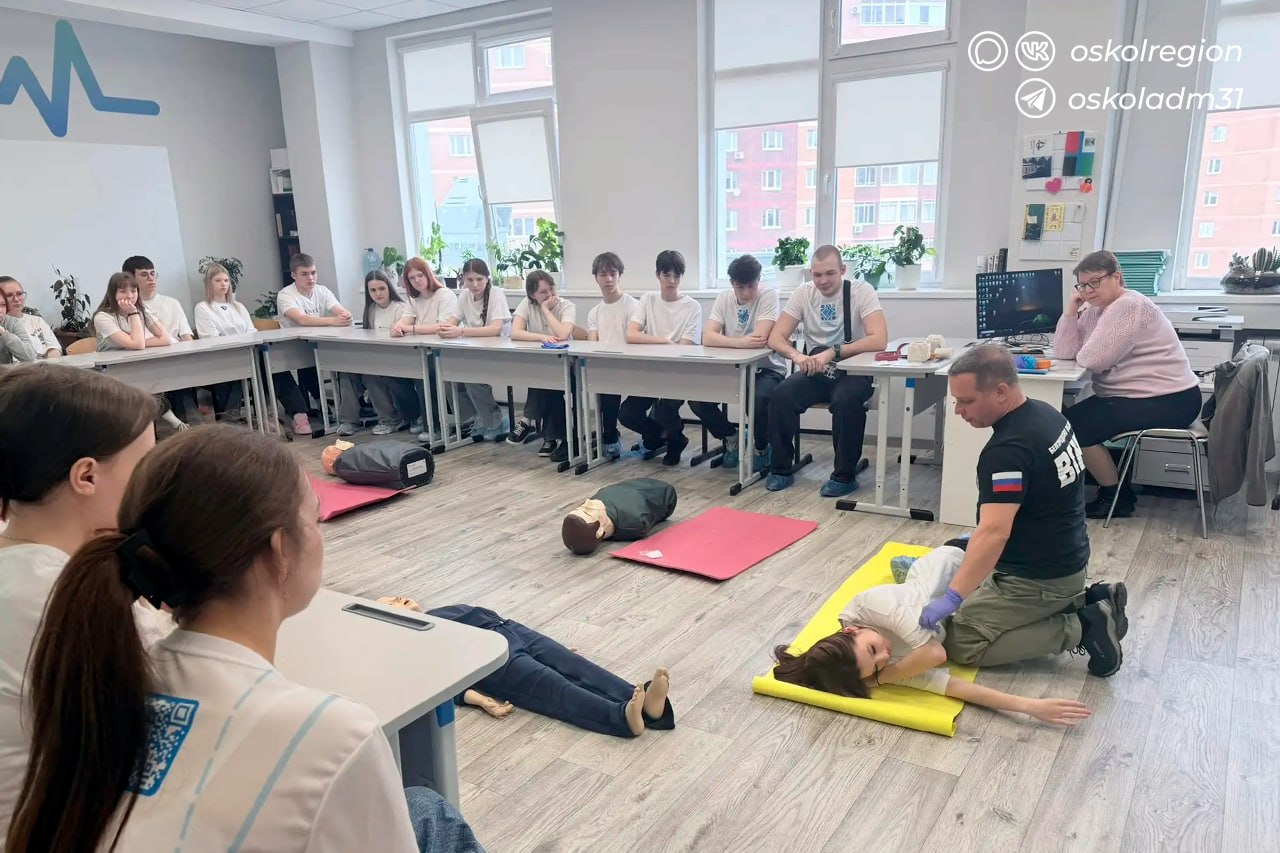 Студенты осваивают основы оказания первой медицинской помощи Студенты осваивают основы оказания первой медицинской помощи