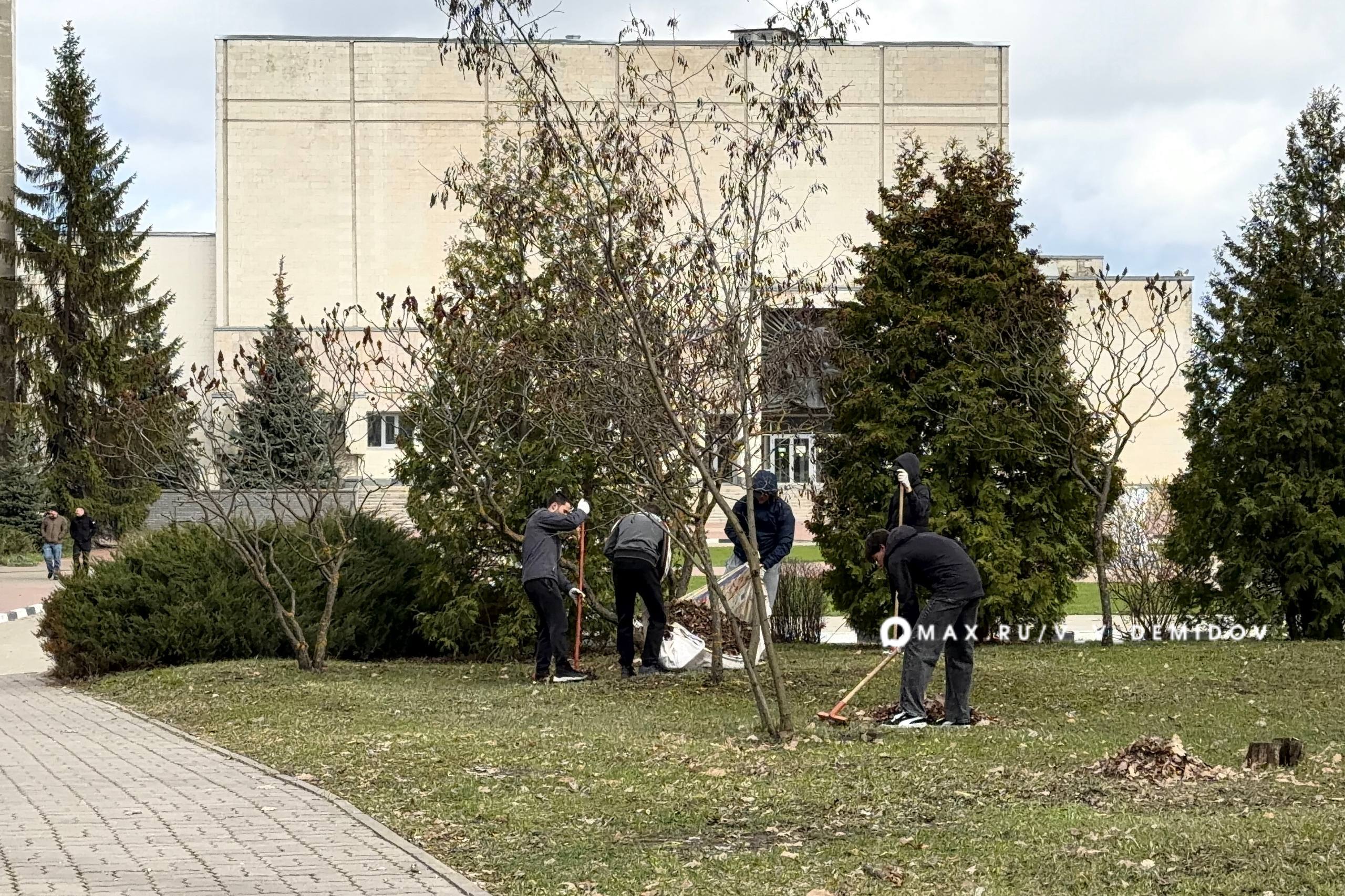 Сегодня в субботнике приняли участие около 250 белгородцев Сегодня в субботнике приняли участие около 250 белгородцев