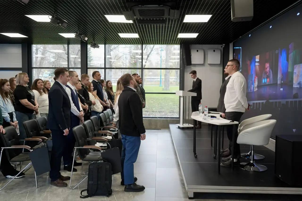 «Он нас поддержит, он нам поможет, с нами Российский Союз Молодёжи!» «Он нас поддержит, он нам поможет, с нами Российский Союз Молодёжи!»