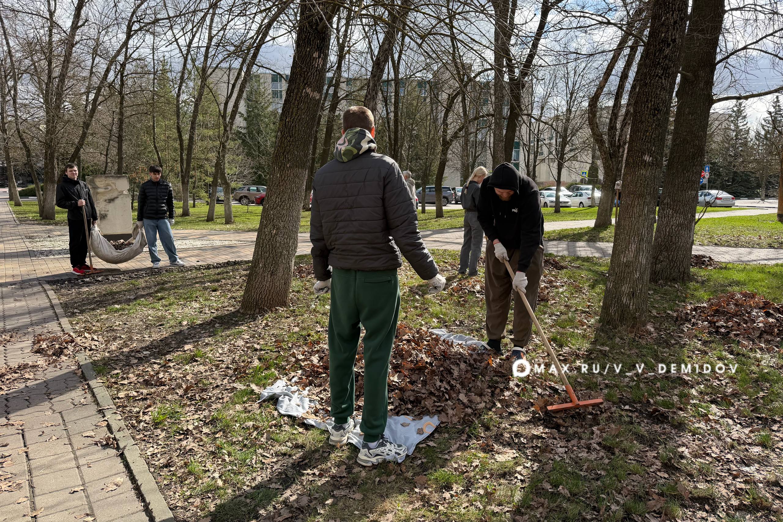 Сегодня в субботнике приняли участие около 250 белгородцев Сегодня в субботнике приняли участие около 250 белгородцев