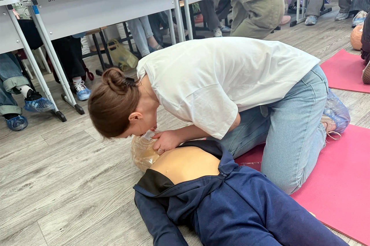 Студенты осваивают основы оказания первой медицинской помощи Студенты осваивают основы оказания первой медицинской помощи