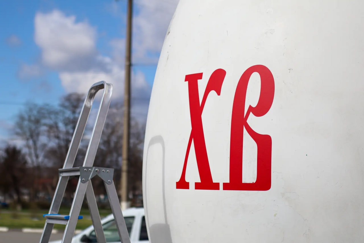 В Разумном, по традиции, украсили к Пасхе яйцо на въезде В Разумном, по традиции, украсили к Пасхе яйцо на въезде