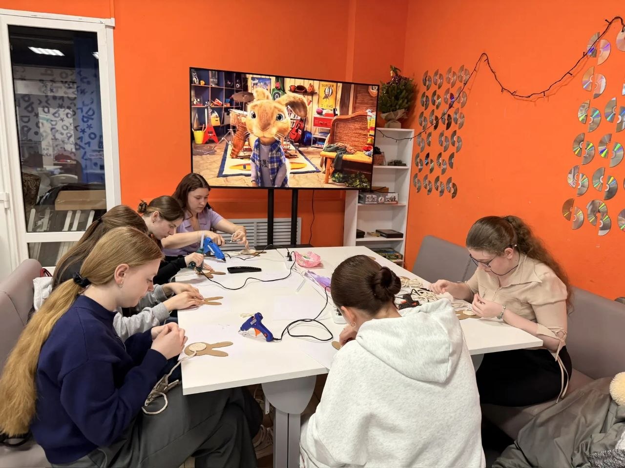 Олег Медведев: В Центре молодёжных инициатив прошла творческая встреча-мастер-класс: ребята мастерили подставки под кружки в форме кроликов