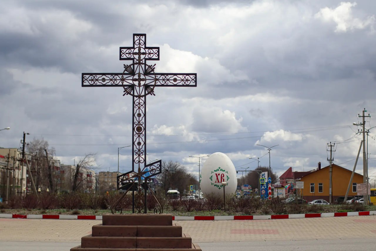 В Разумном, по традиции, украсили к Пасхе яйцо на въезде В Разумном, по традиции, украсили к Пасхе яйцо на въезде