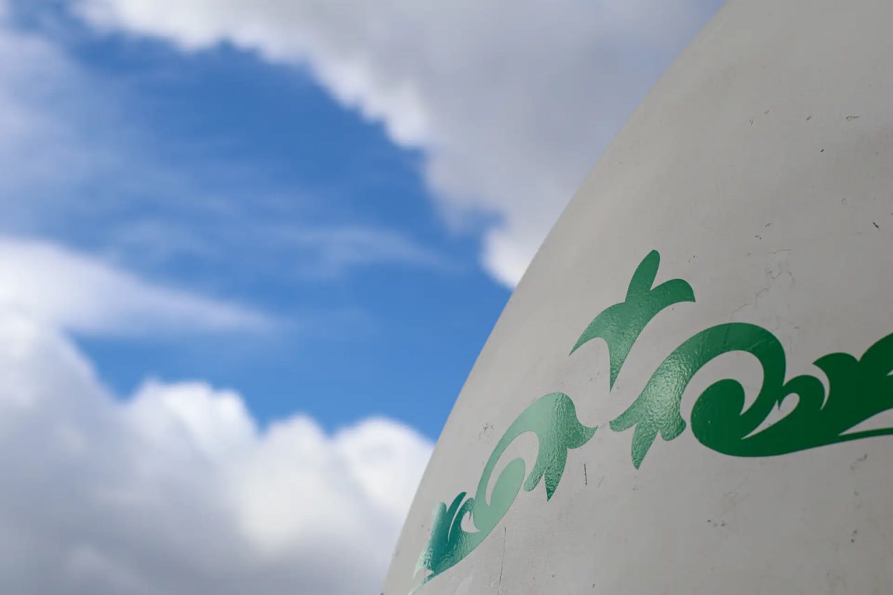 В Разумном, по традиции, украсили к Пасхе яйцо на въезде В Разумном, по традиции, украсили к Пасхе яйцо на въезде