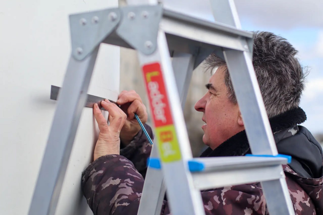 В Разумном, по традиции, украсили к Пасхе яйцо на въезде В Разумном, по традиции, украсили к Пасхе яйцо на въезде