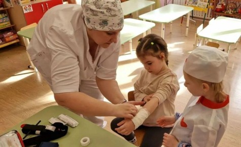 Воспитанников детского сада № 3 «Ромашка» посёлка Ракитное учат оказывать первую помощь